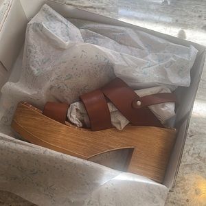 New in box size 7 musse cloud sandals